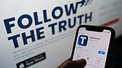 تطبيق "تروث سوشيال" الخاص بالرئيس الأمريكي السابق دونالد ترامب على متجر التطبيقات الهواتف الذكية.