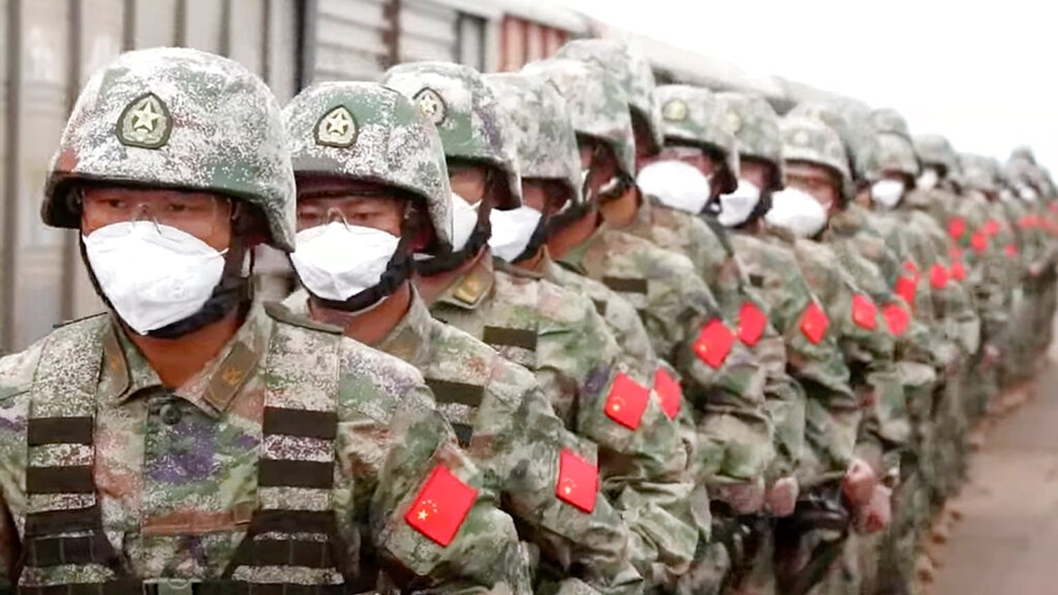 Des soldats chinois descendent de la gare de Grodekovo,  pour participer aux manœuvres militaires communes avec la Russie, dans l'est du pays