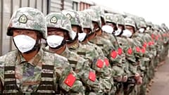Des soldats chinois descendent de la gare de Grodekovo,  pour participer aux manœuvres militaires communes avec la Russie, dans l'est du pays