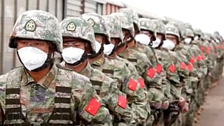 Des soldats chinois descendent de la gare de Grodekovo,  pour participer aux manœuvres militaires communes avec la Russie, dans l'est du pays