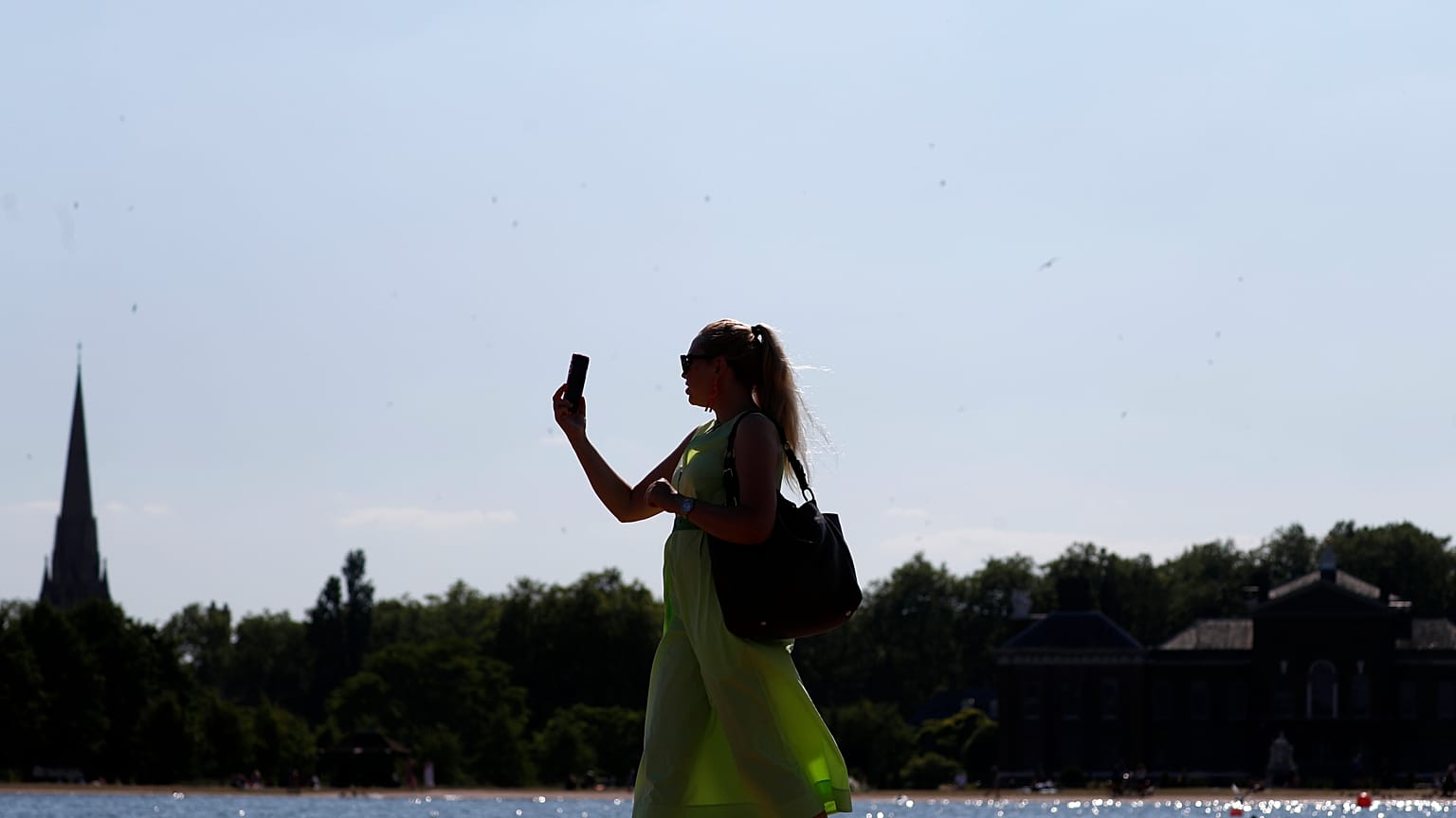 Yeni bir araştırma, televizyon, bilgisayar ve akıllı telefonlar gibi cihazlardan gelen mavi ışığa çok fazla maruz kalmanın yaşlanma sürecini hızlandırabileceğini öne sürdü