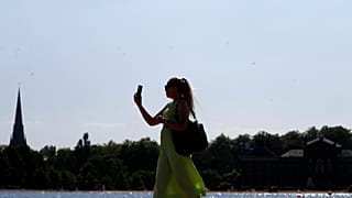 Yeni bir araştırma, televizyon, bilgisayar ve akıllı telefonlar gibi cihazlardan gelen mavi ışığa çok fazla maruz kalmanın yaşlanma sürecini hızlandırabileceğini öne sürdü