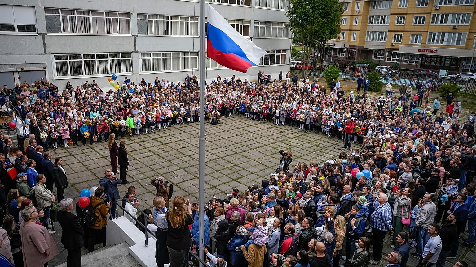 Государственный флаг в школе №3 в Нахабино под Москвой