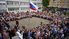 Kinder und Eltern in Russland am Schulanfang