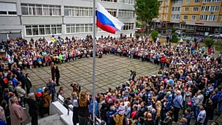 Kinder und Eltern in Russland am Schulanfang