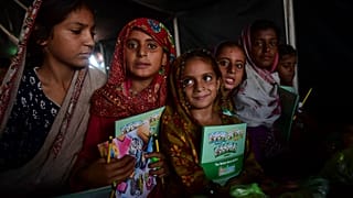 Des enfants touchés par les inondations assistent à un cours dans une école de fortune gérée par la fondation caritative Al-Khidmat à Sukkur, le 1er septembre 2022.