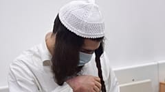 الناشط اليميني الإسرائيلي أميرام بن أولييل في محكمة في مدينة لود بإسرائيل.