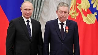В ноябре 2019 года президент Путин наградил Равиля Маганова орденом Александра Невского.