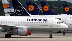 Des avions de la compagnie aérienne allemande Lufthansa sont stationnés à l'aéroport de Munich, en Allemagne, le 26 mai 2020