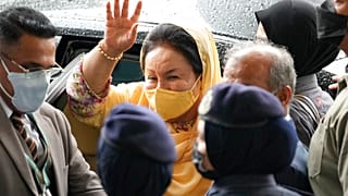 Rosmah Manzor (középen) a maláj Legfelsőbb Bíróság épületéhez igyekszik 2022. szeptember 1-jén
