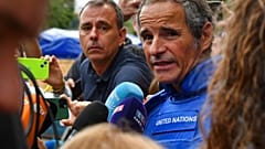 El Director General del Organismo Internacional de Energía Atómica (OIEA), Rafael Grossi, atiende a los medios de comunicación antes de visitar la central nuclear de Zaporiyia