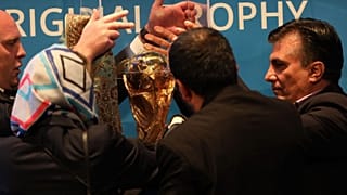 بی نظمی در مراسم رونمایی از کاپ جام جهانی 