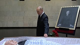 Владимир Путин у гроба Михаила Горбачёва