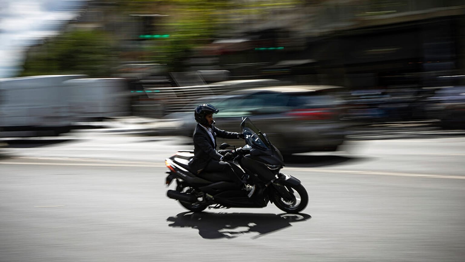Motociclos de combustão passam a pagar estacionamento em Paris