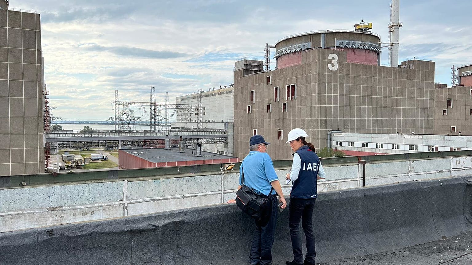 Szakértők a zaporizzsjai atomerőműnél