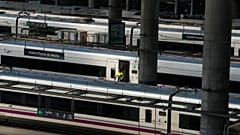 Un agent d'entretien sortant d'un train à grande vitesse à la gare d'Atocha à Madrid, en Espagne, le lundi 8 août 2022. 