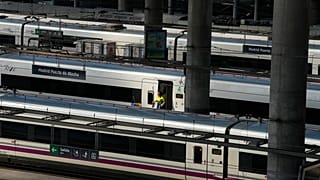 Un agent d'entretien sortant d'un train à grande vitesse à la gare d'Atocha à Madrid, en Espagne, le lundi 8 août 2022. 