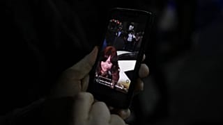 فردی با اسلحه سر کریستینا کریشنر، معاون رئیس جمهور آرژانتین را نشانه گرفت