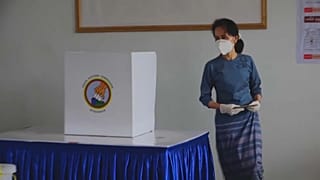Бывший лидер Мьянмы Су Чжи на выборах 