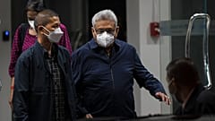 الرئيس السريلانكي السابق غوتابايا راجاباكسا، وسط الصورة، خارج مطار دون موونج في بانكوك، تايلاند، الخميس 11 أغسطس 2022