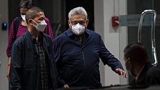 الرئيس السريلانكي السابق غوتابايا راجاباكسا، وسط الصورة، خارج مطار دون موونج في بانكوك، تايلاند، الخميس 11 أغسطس 2022