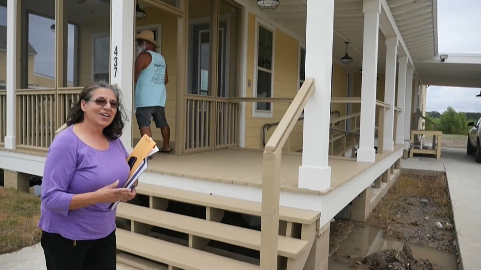 Joann Bourg, refugiada climática, en su nueva casa, en Schriever, Luisiana (EEUU).