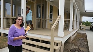 Joann Bourg, refugiada climática, en su nueva casa, en Schriever, Luisiana (EEUU).