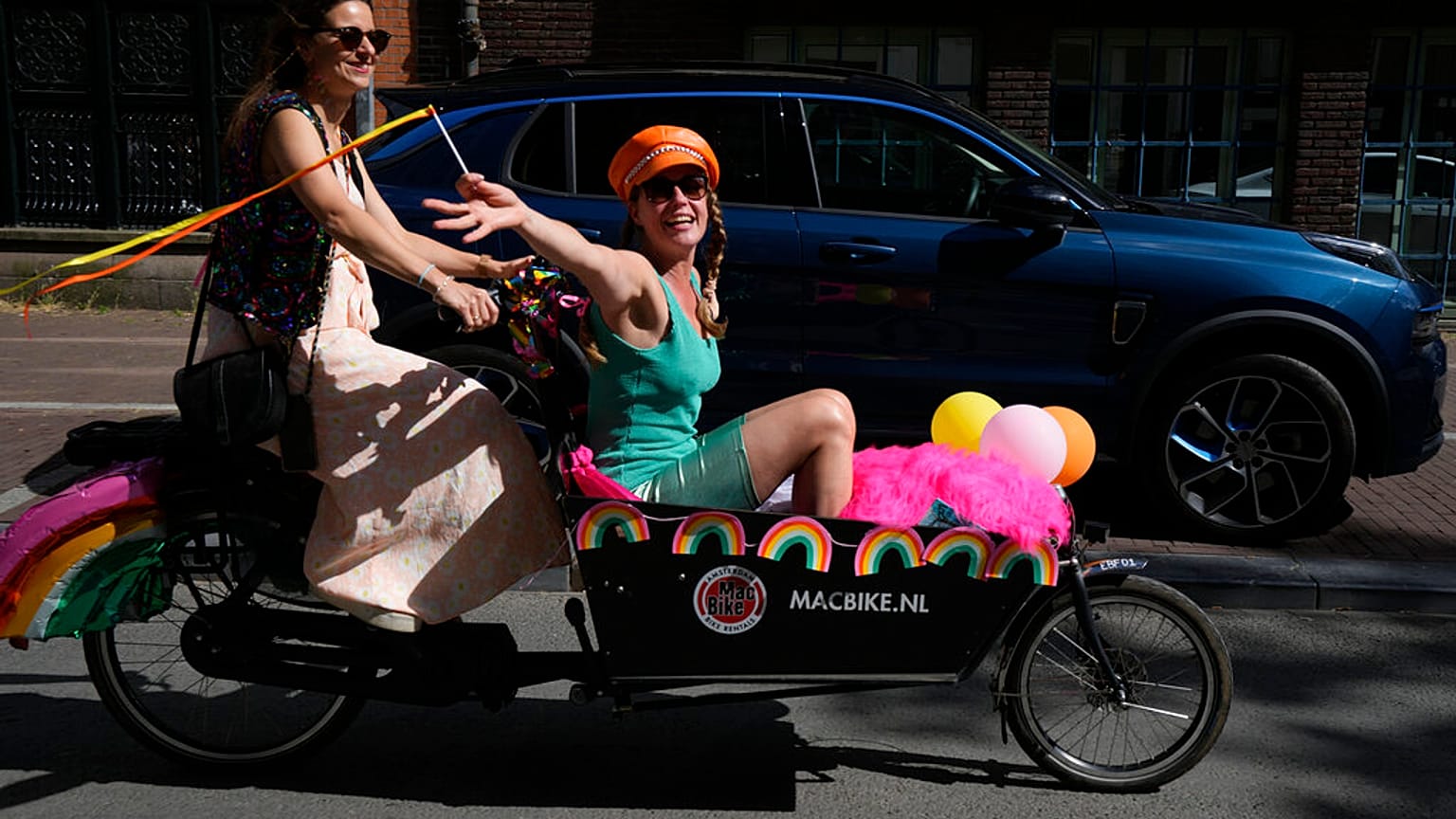 Illusztráció: Leszbikus pár a holland Pride-on