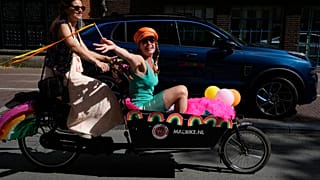 Illusztráció: Leszbikus pár a holland Pride-on