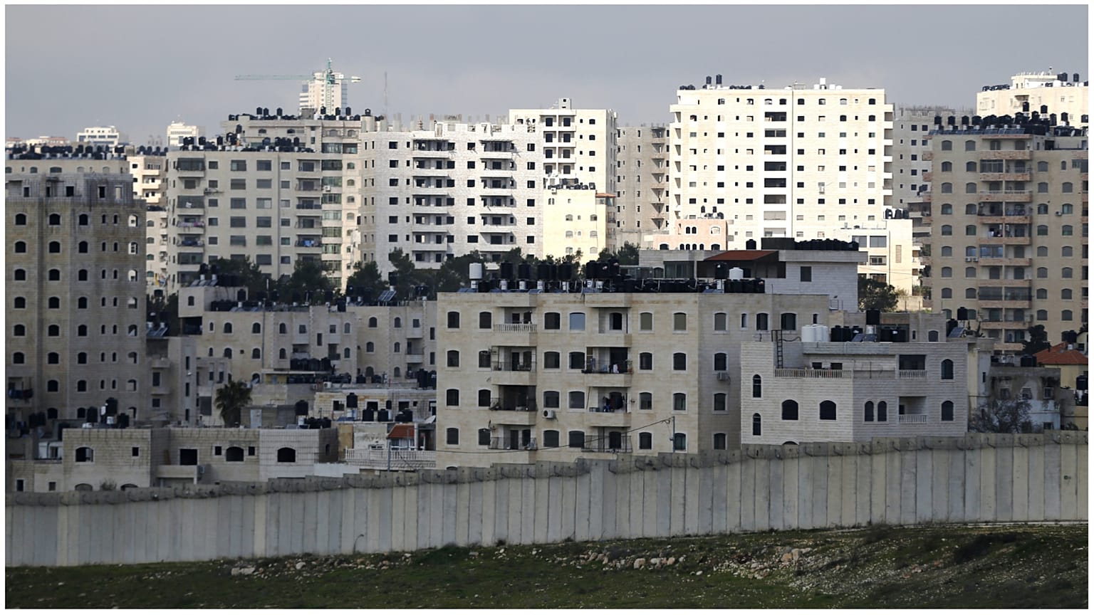 منطقة كفر عقب تبعد 10 كيلومترات عن مركز مدينة القدس