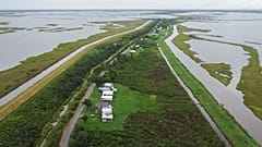 Die Zufahrtstraße zur Ile de Jean Charles im Süden Louisianas