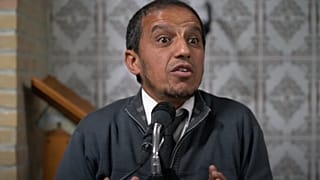 الإمام المغربي الهارب من فرنسا حسن إيكويسن. 
