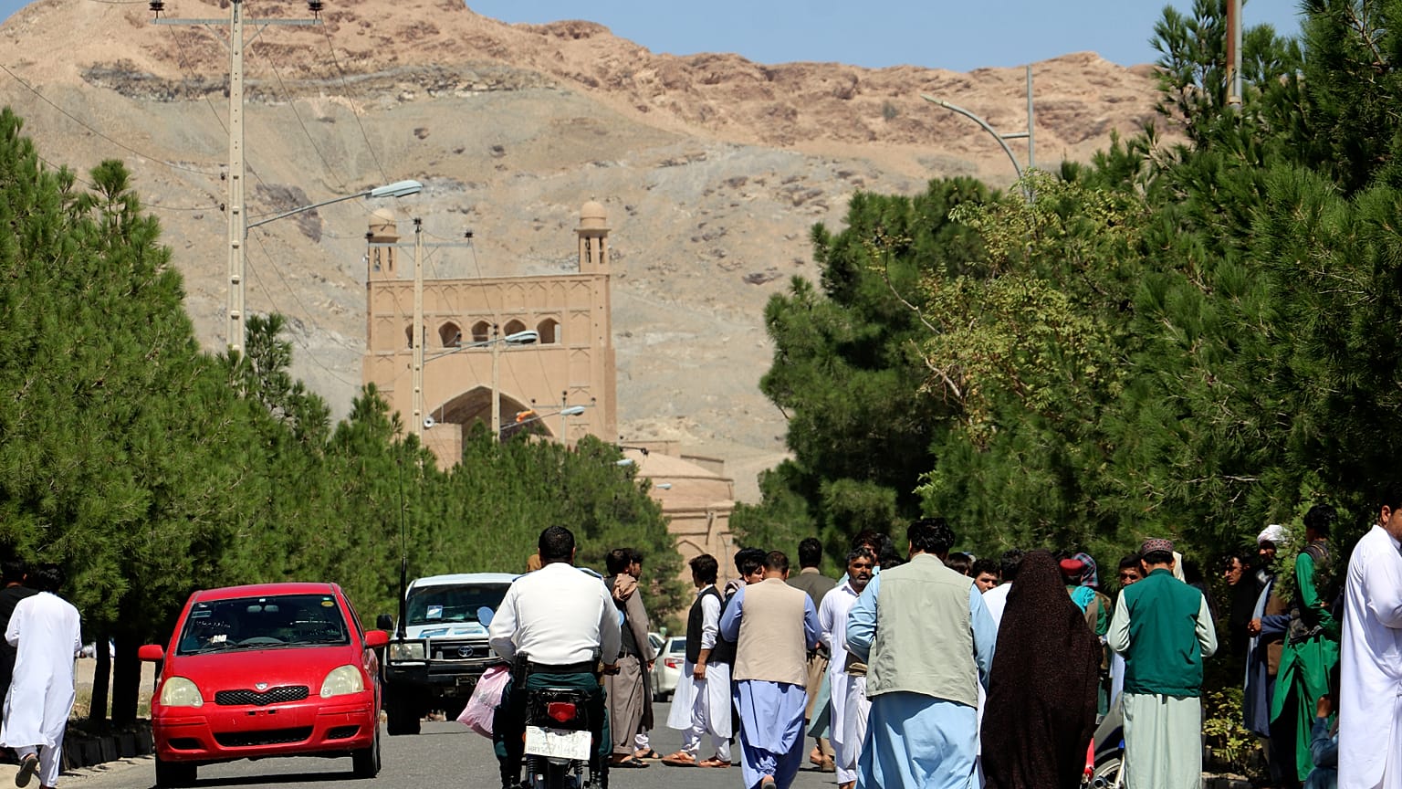 Afganistan'ın Herat kentinde, Güzergah Camisi'nde meydana gelen patlama sonrası bölgeye akın eden vatandaşlar