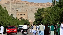 Afganistan'ın Herat kentinde, Güzergah Camisi'nde meydana gelen patlama sonrası bölgeye akın eden vatandaşlar