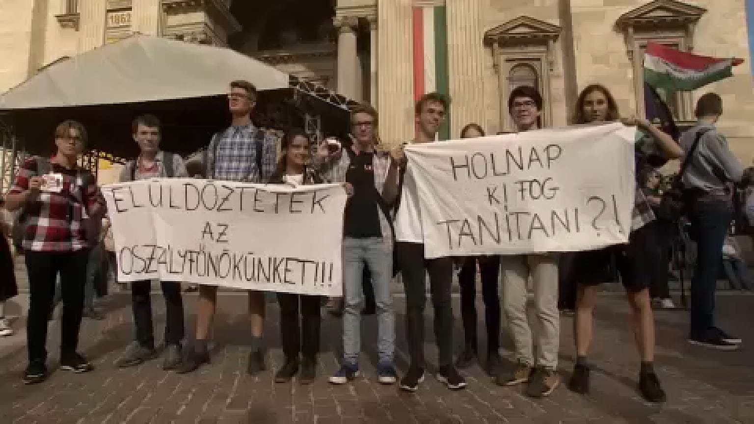 Diákok szerveztek tüntetést a tanárokért 