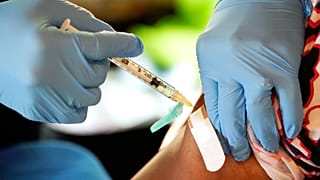 ممرضة من مركز جاكسون-هيندز الصحي تقدم لقاح موديرنا في مركز تلقيح بجوار جامعة ولاية جاكسون في جاكسون، الولايات المتحدة، الثلاثاء 19 يوليو 2022