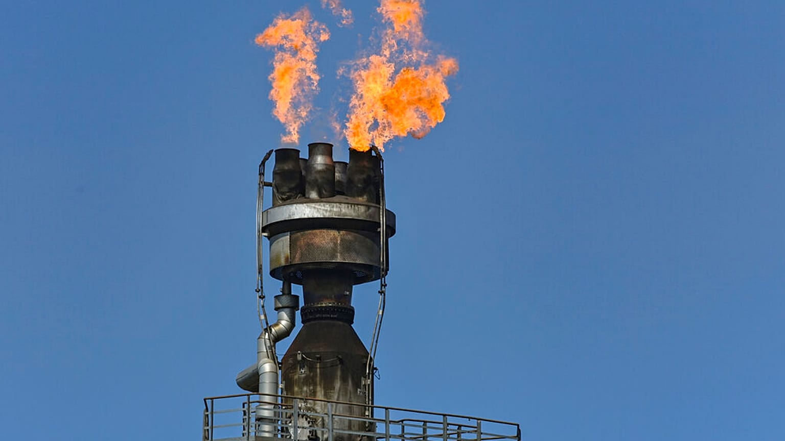 Une flamme au-dessus d'une raffinerie en Allemagne (Juillet 2022)