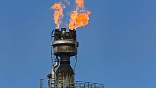 Une flamme au-dessus d'une raffinerie en Allemagne (Juillet 2022)