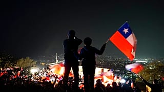 Manifestantes contrarios a la nueva Constitución en el cierre de campaña en Santiago de Chile, Chile