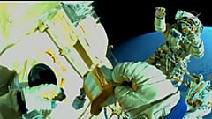 Los cosmonautas durante su salida espacial