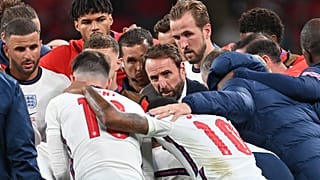 Gareth Southgate discusses tactics with his players