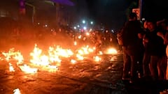 Tradition, die Adrenalin freisetzt: Feuerbälle aufeinander werfen