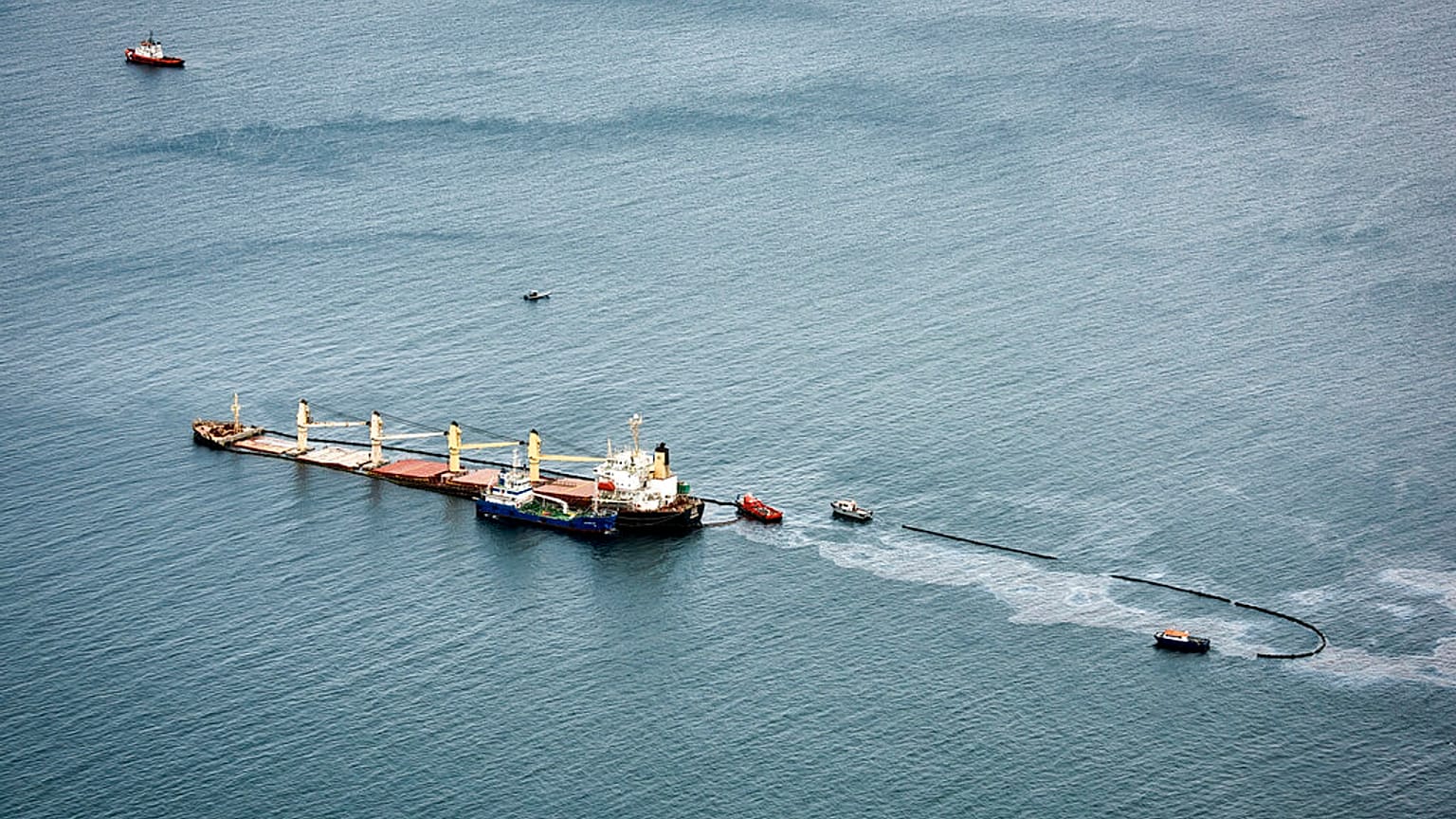 El buque semihundido frente al Peñón de Gibraltar