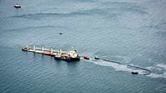 El buque semihundido frente al Peñón de Gibraltar