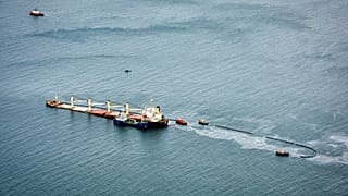El buque semihundido frente al Peñón de Gibraltar
