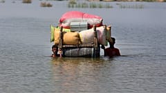 Flutopfer in der Provinz Sindh versuchen an diesem Samstag ihr Hab und Gut in Sicherheit zu bringen