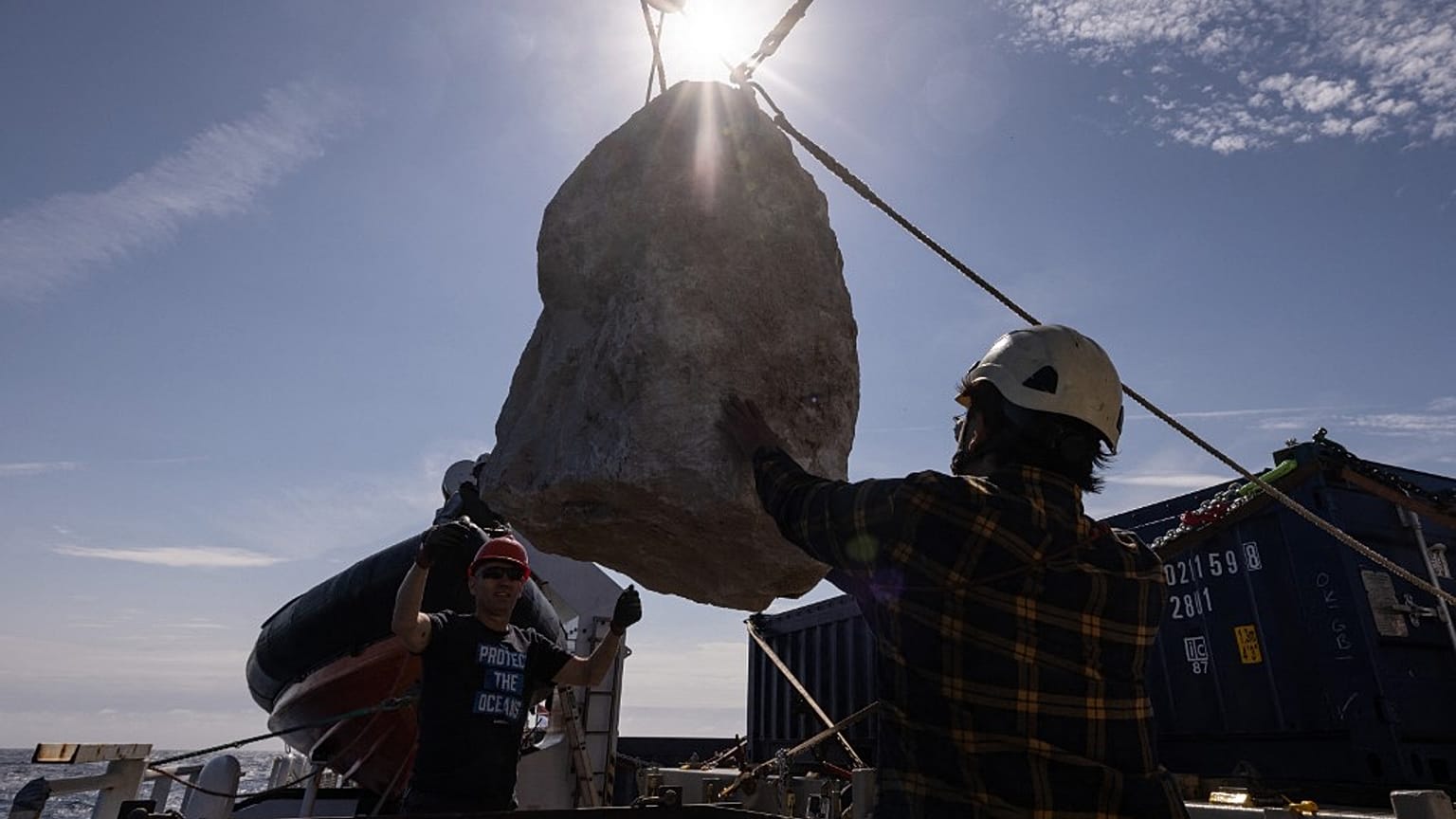 Les militants et militantes de Greenpeace ont largué en mer, au cœur d'une zone marine officiellement protégée, 18 blocs de calcaire pesant entre 500 et 1 400 kilos.