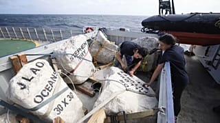Os ambientalistas largaram 18 grandes blocos, cada um pesando entre 500 e 1400 quilos na parte ocidental do Canal entre o Reino Unido e França