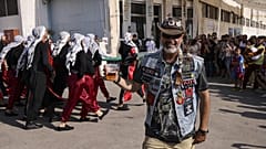 Ein Bierfan beim Oktoberfest in Taybeh