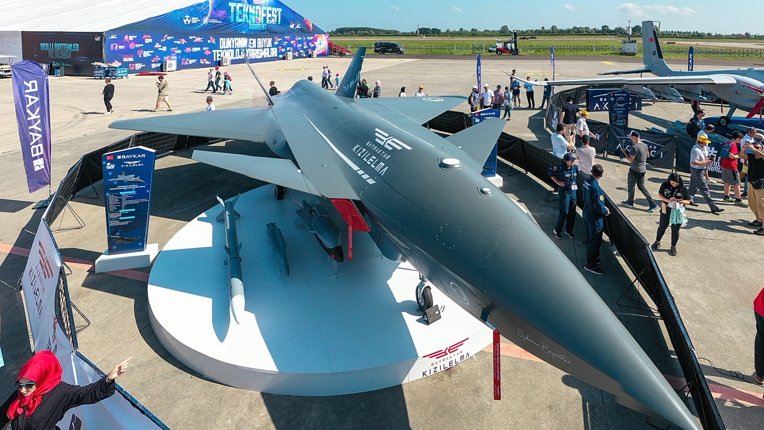 Bayraktar Kızılelma savaş uçağı Samsun'da düzenlenen TEKNOFEST'te